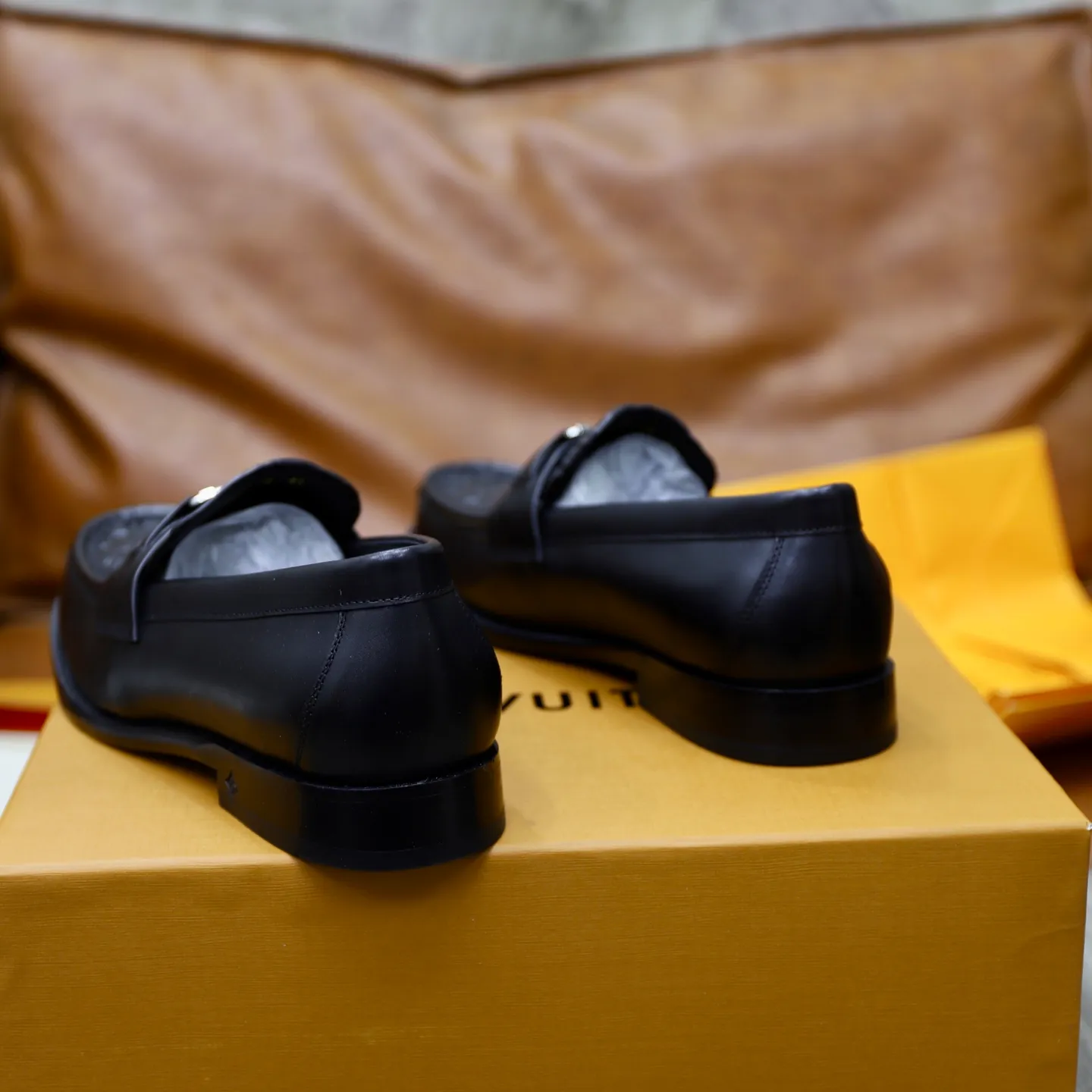 Men's Men's Shoes💰💰920LV Louis Vuitton Slip-on Loafers, top quality products from Guangzhou, ready for sale! This LV Glove loafer is made of selected soft cowhide, with a slightly wrinkled leather surface and a very high-end texture. Each pair is unique. The leather surface is light and soft, with a fine texture and good luster. It is a classic loafer style, with exquisite handmade mark stitching on the toe, and a square toe configuration to highlight the classic style. The horizontal band has hot-printed LV three-dimensional letters, semi-solid handcrafts and a genuine leather outsole, and a rubber patch on the heel to create wear-resistant performance and comfort. One of the must-have loafers for men! Comes with full original packaging! Code number: 38-39-40-41-42-43-44 (38, 45, 46 customized) standard leather shoe code